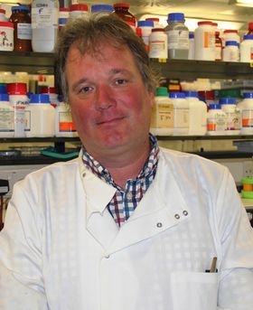 Headshot of Simon Park.